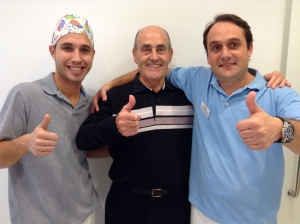 Teodomiro nos muestra su mejor sonrisa junto al Dr. Lanuza y nuestro Ayudante Jose